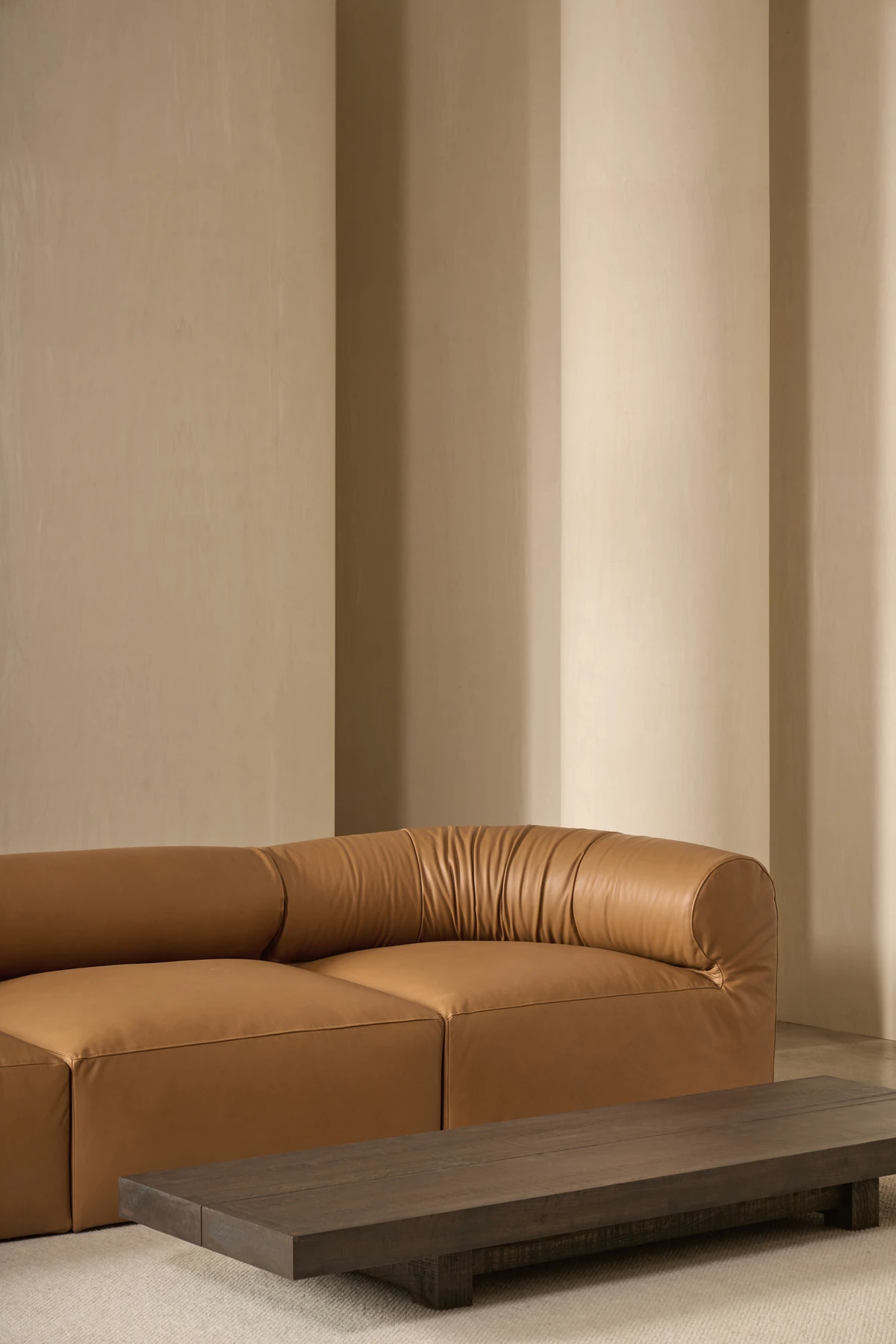 Span occasional tables — Nonn向けの、Cameron FoggoによるSneakerソファとSpan coffee table。