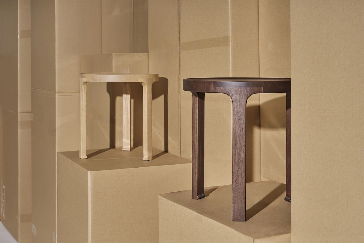 Journal wooden occasional tables — Journal runde sideborde