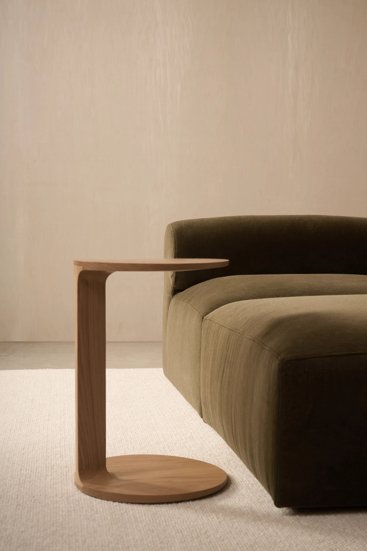 Calibre side table med Sneaker modular sofa af C Foggo for Nonn.